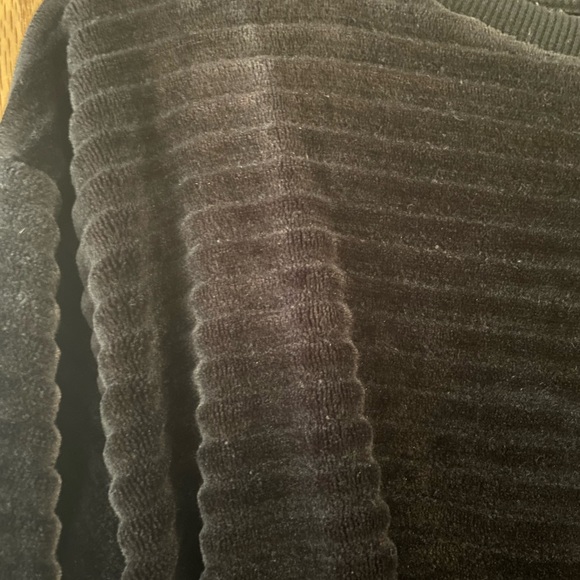 Fuzzy black sweatshirt - Picture 2 of 3